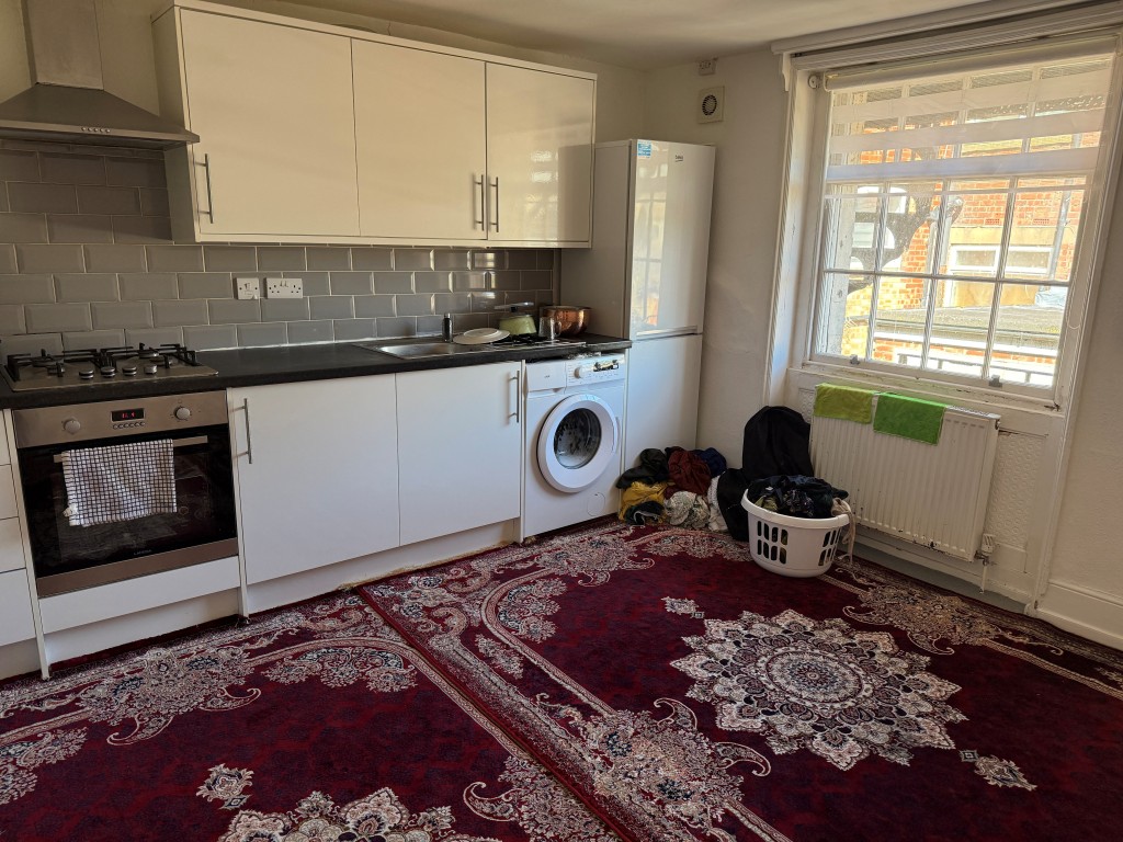 Lot: 70 - MIXED USE INVESTMENT IN TOWN CENTRE - Rear kitchen wiith fitted units and window